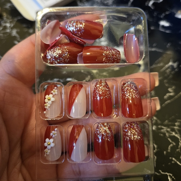 🍒🍒 24 Pieces Red Flower Press On Nails - Picture 5 of 5